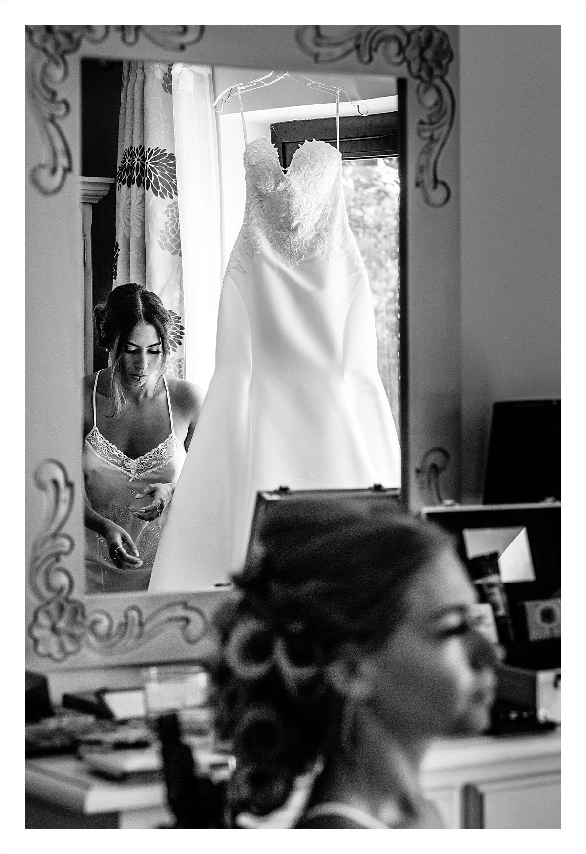 bride getting ready in a villa in Marbella