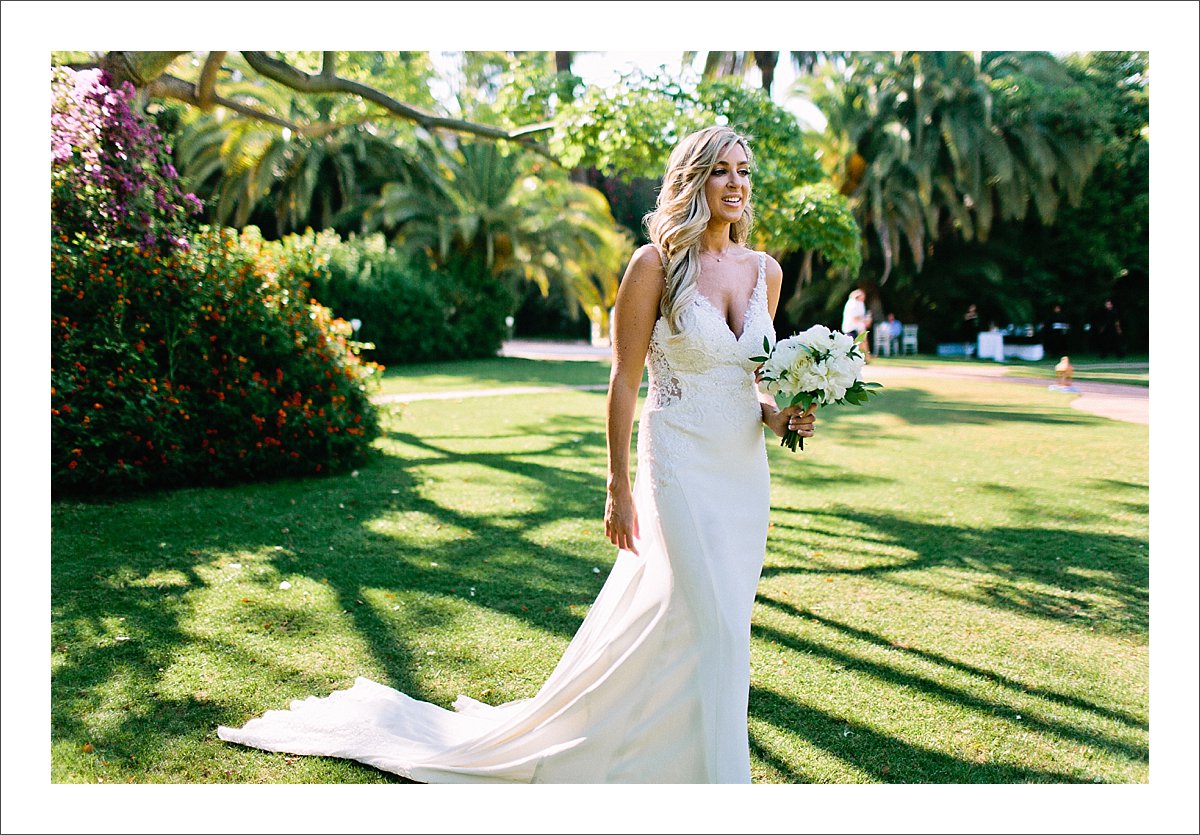 As a wedding photographer in Marbella I love to work at Finca La Concepcion, a popular wedding venue in Spain, as it gives me wonderful space and backdrops for natural and beautiful couple portraits